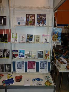 Police s knjigami na JAK stojnici na sejmu v Moskvi 2014