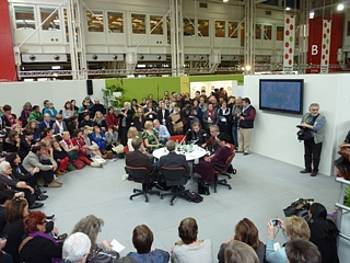 Čakanje na razglasitev prejemnika Spominske nagrade Astrid Lindgren na sejmu v Bologni 2012 Čakanje na razglasitev prejemnika Spominske nagrade Astrid Lindgren na sejmu v Bologni 2012