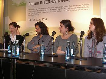 Nataša Kramberger, Igor Isakovski, prevajalka Hana Stojić in Andrea Pisac na knjižnem sejmu v Leipzigu 2010 Nataša Kramberger, Igor Isakovski, prevajalka Hana Stojić in Andrea Pisac na knjižnem sejmu v Leipzigu 2010