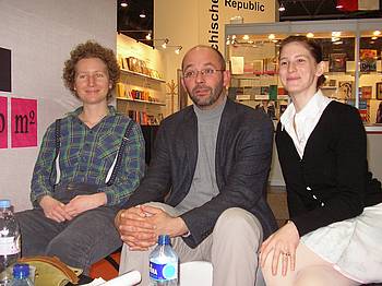Vesna Lemaić, Peter Svetina in Nataša Kramberger na slovenski stojnici na knjižnem sejmu v Leipzigu 2010 Vesna Lemaić, Peter Svetina in Nataša Kramberger na slovenski stojnici na knjižnem sejmu v Leipzigu 2010