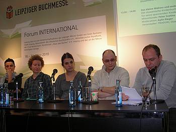 Melina Kamerić, Vesna Lemaić, prevajalka Hana Stojić in igralec Srđan Papić na knjižnem sejmu v Leipzigu 2010 Melina Kamerić, Vesna Lemaić, prevajalka Hana Stojić in igralec Srđan Papić na knjižnem sejmu v Leipzigu 2010
