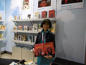 Huiqin Wang na slovenski stojnici na knjižnem sejmu v Bologni 2015 Huiqin Wang na slovenski stojnici na knjižnem sejmu v Bologni 2015