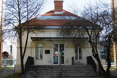 Stavba JAK-spredaj